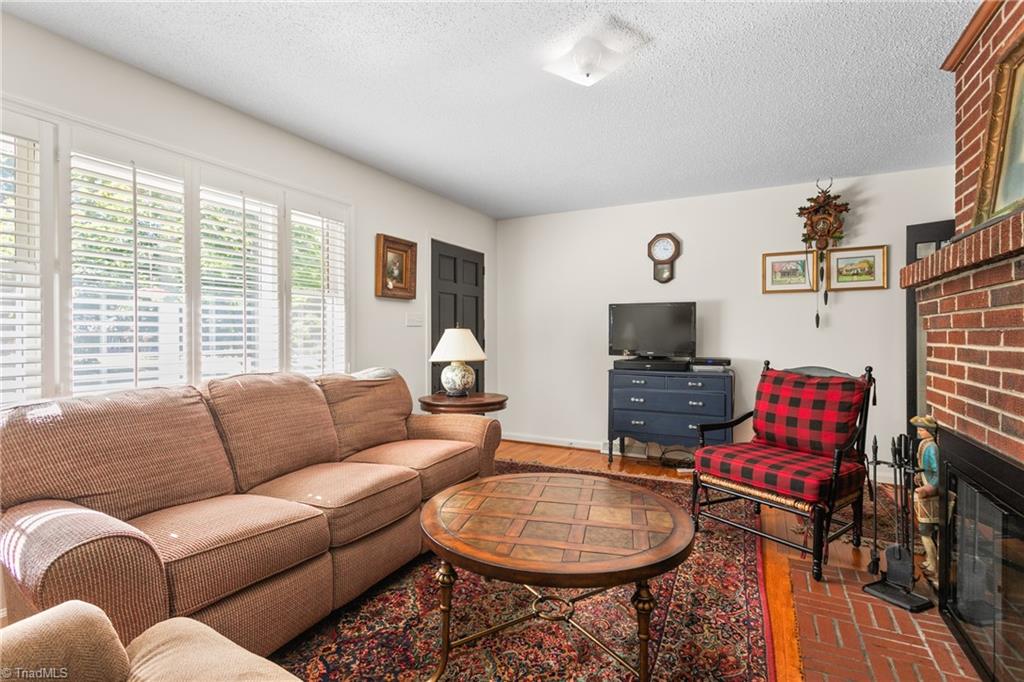 361 Longhook Road Eden, NC 27288 - Photo 7 of 43 Living-room