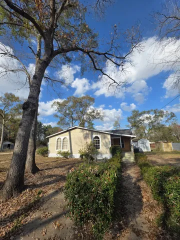 a view of a house with a yard