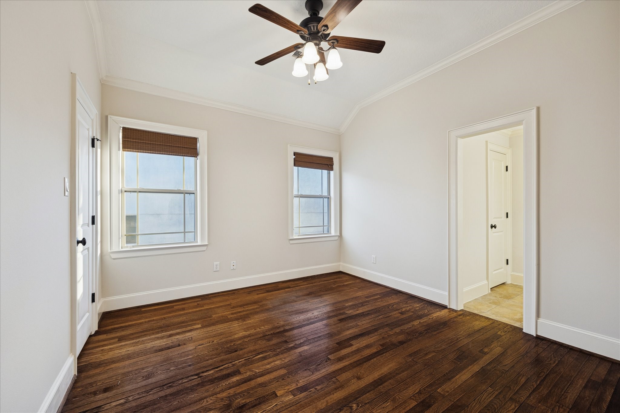 840 Alexander Street Houston, TX 77007 - Photo 20 of 39 This secondary bedroom features hardwood floors, walk in closet, and a ceiling fan. The jack and jill washrooms are connected by the full bath featuring a shower-tub combination.