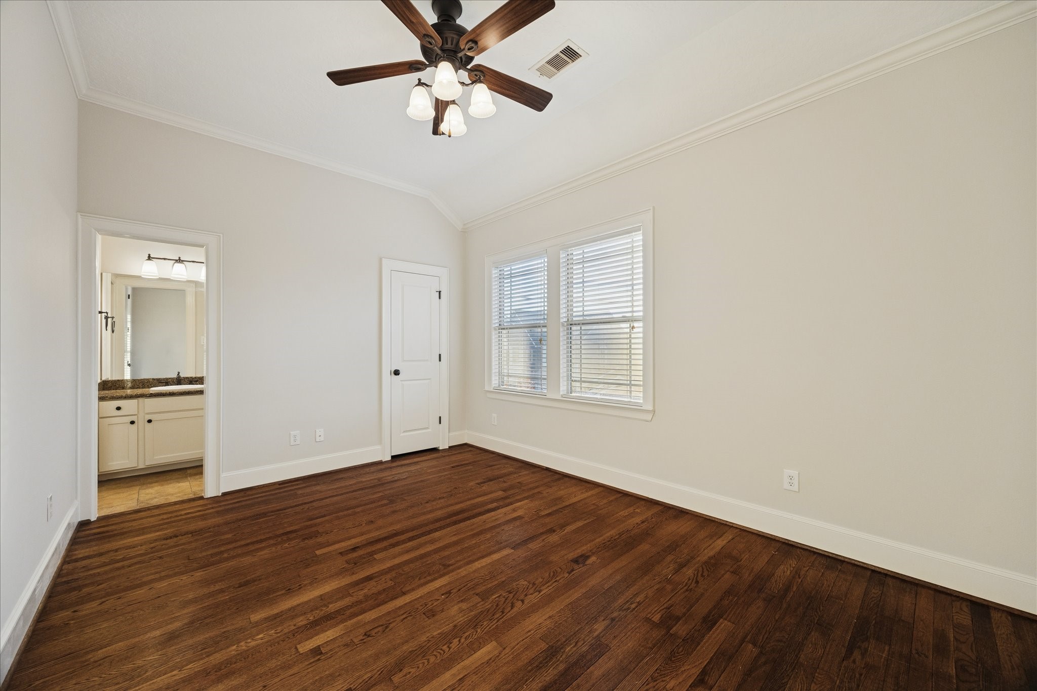 840 Alexander Street Houston, TX 77007 - Photo 21 of 39 This tertiary bedroom features hardwood floors, walk in closet, and a ceiling fan. The jack and jill washrooms are connected by the full bath featuring a shower-tub combination.