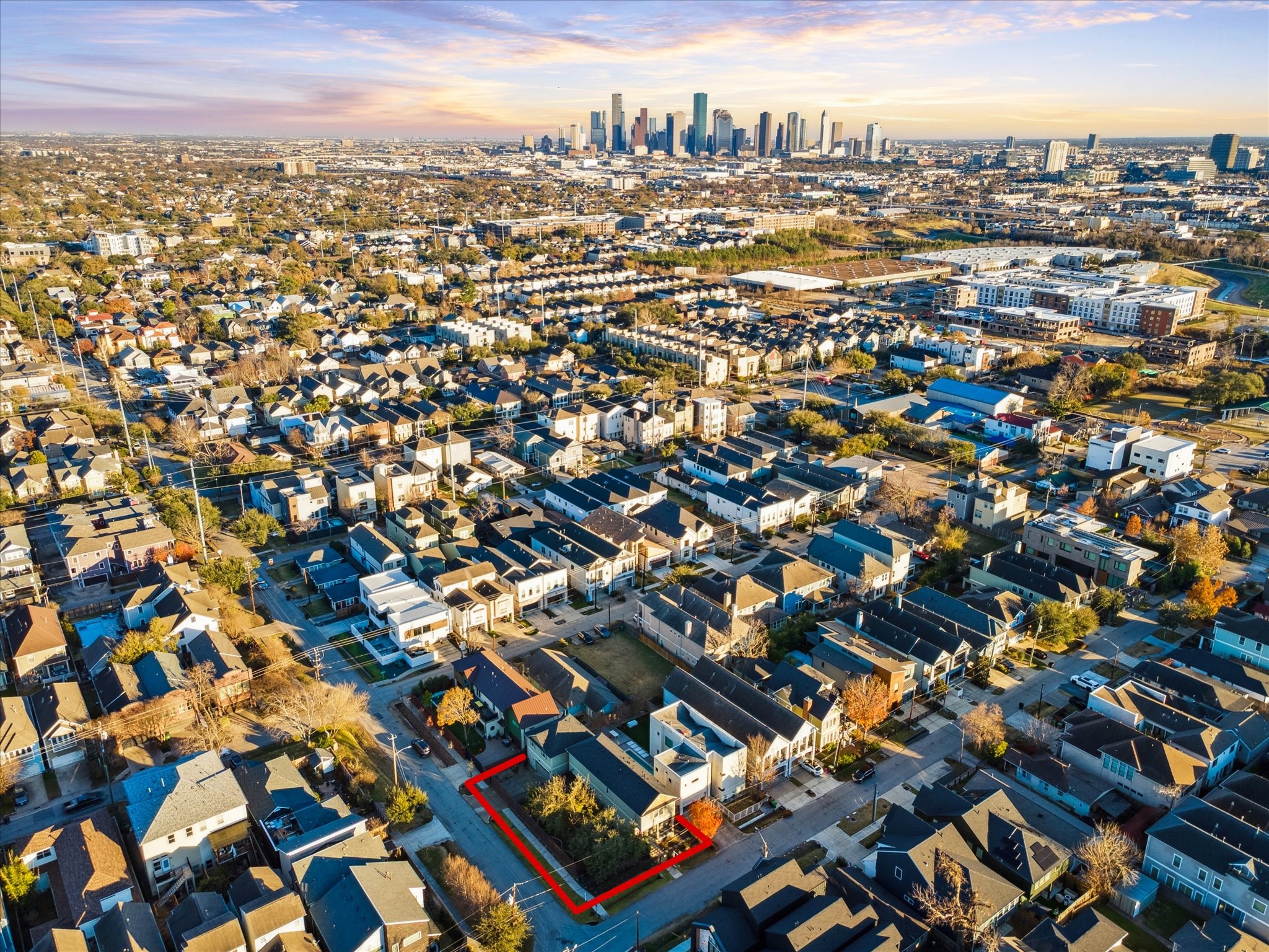 840 Alexander Street Houston, TX 77007 - Photo 35 of 39 Aerial view of 840 Alexander Street in The Heights. What a view of the quickly reachable downtown Houston skyline. Enjoy a blend of suburban tranquility and big city energy. Easy walkable access to Love Elementary, surrounding grocery store, upscale bars and restaurants. This home is conveniently located close to the Heights Bike path connecting you all over the city. Take a walk with friends or train for your next quest on the hike and bike path.