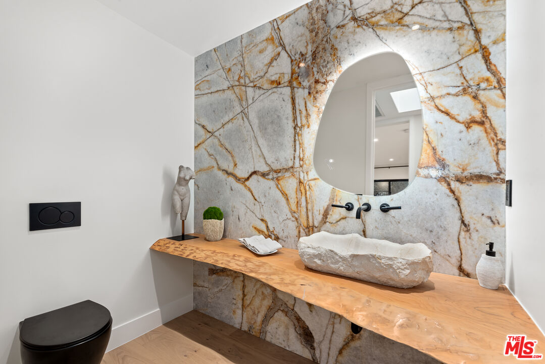 100 South La Jolla Avenue Los Angeles, CA 90048 - Photo 12 of 31 a bathroom with a granite countertop sink and a toilet