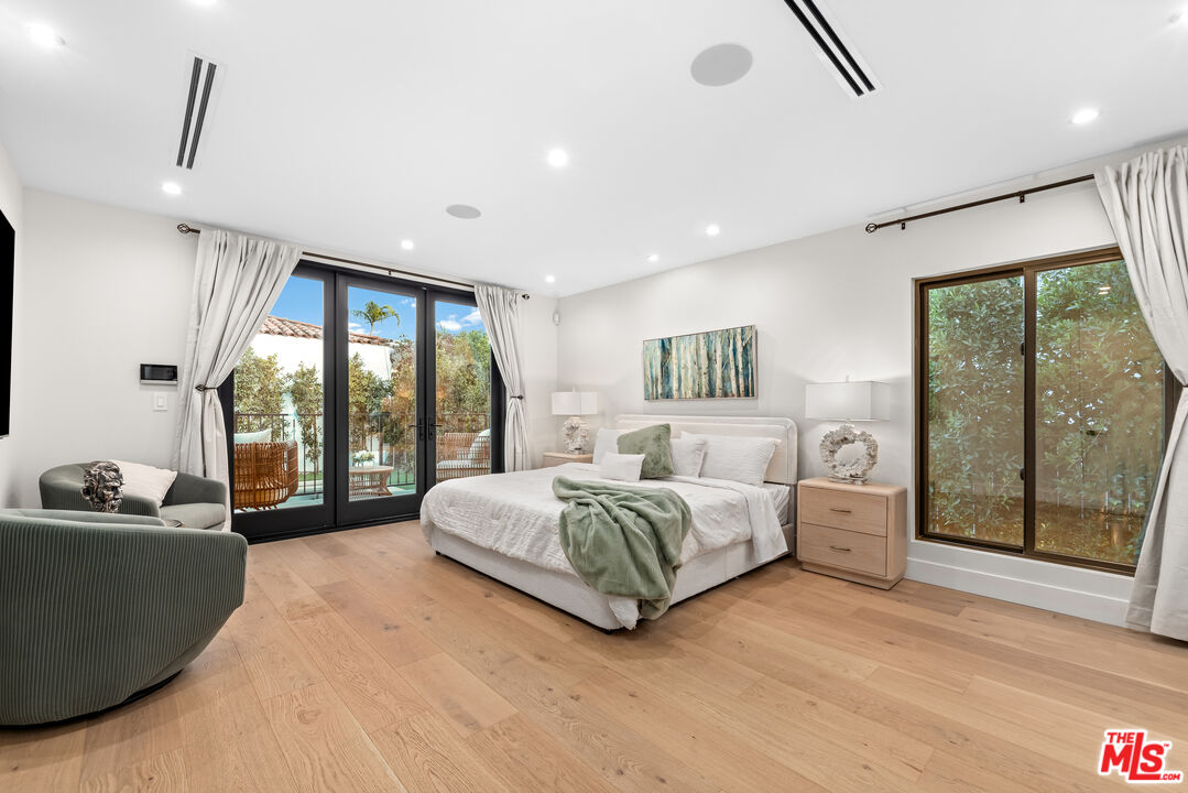 100 South La Jolla Avenue Los Angeles, CA 90048 - Photo 13 of 31 a spacious bedroom with a large bed and a large window