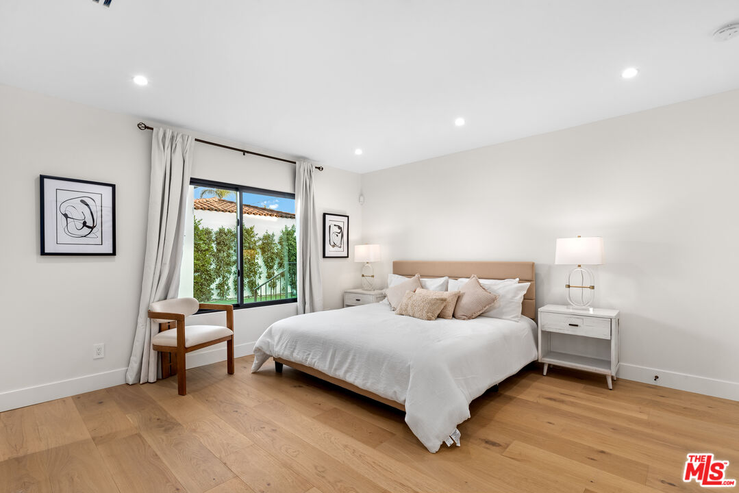 100 South La Jolla Avenue Los Angeles, CA 90048 - Photo 19 of 31 a bedroom with a bed and a large window