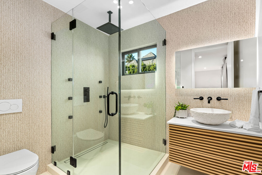 100 South La Jolla Avenue Los Angeles, CA 90048 - Photo 21 of 31 a bathroom with a sink toilet and shower