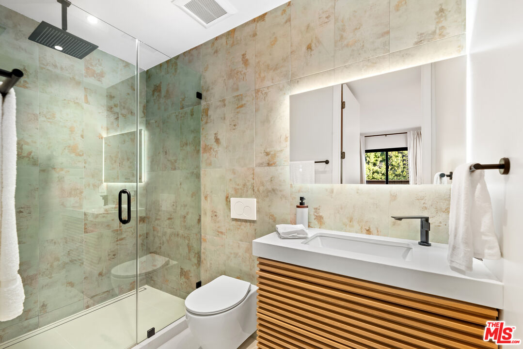 100 South La Jolla Avenue Los Angeles, CA 90048 - Photo 23 of 31 a bathroom with a sink toilet and shower