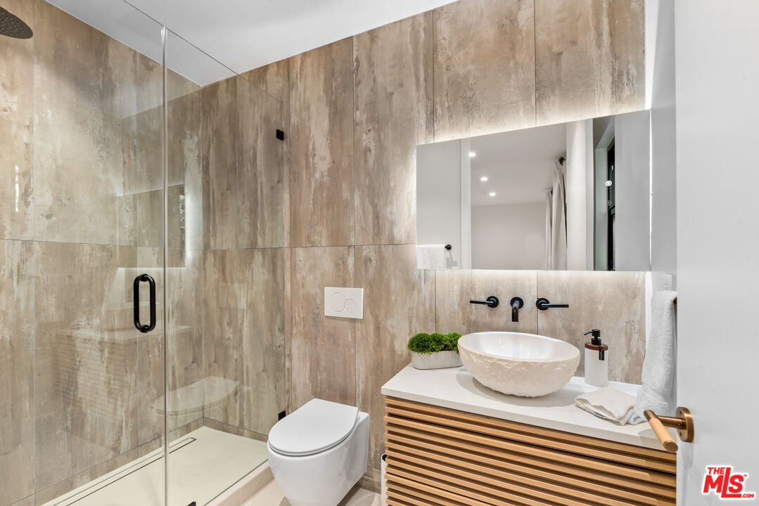 100 South La Jolla Avenue Los Angeles, CA 90048 - Photo 25 of 31 a bathroom with a sink and a mirror