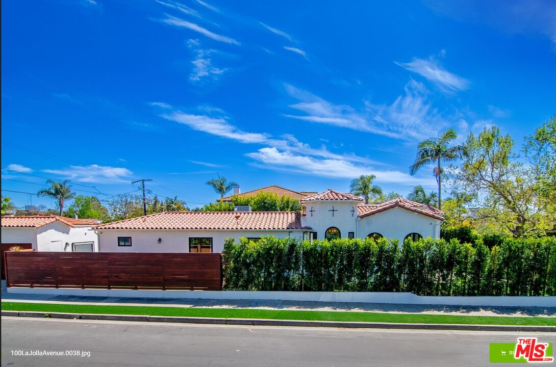 100 South La Jolla Avenue Los Angeles, CA 90048 - Photo 29 of 31 a front view of house with yard