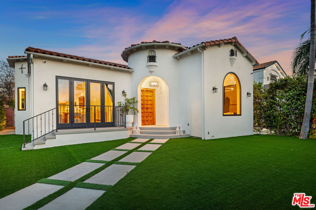 100 South La Jolla Avenue Los Angeles, CA 90048 - Photo 31 of 31 a front view of a house with garden
