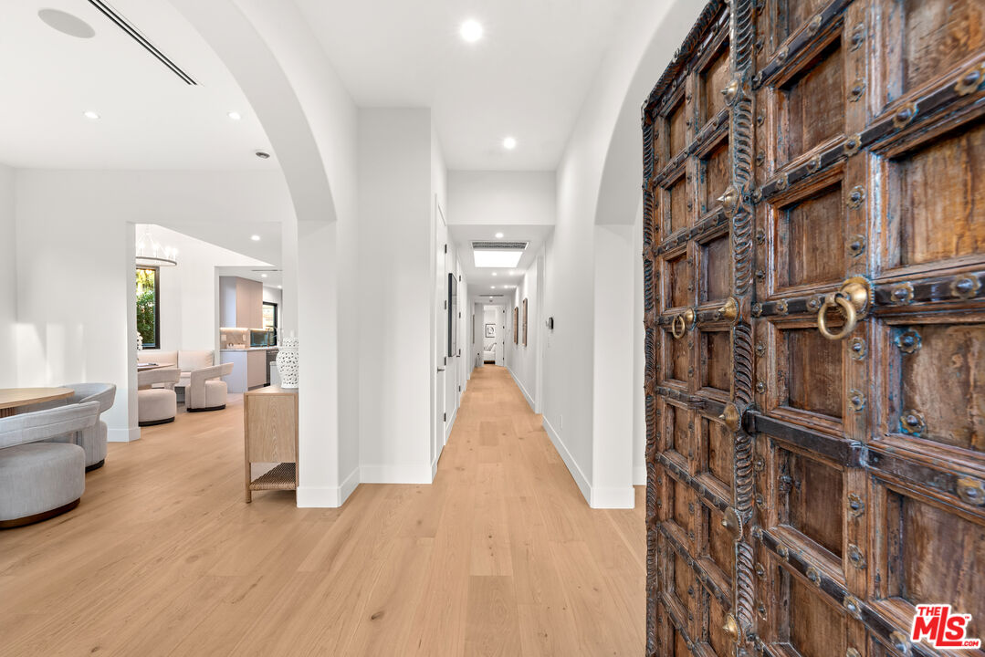 100 South La Jolla Avenue Los Angeles, CA 90048 - Photo 5 of 31 a view of a living room and entry way to other room