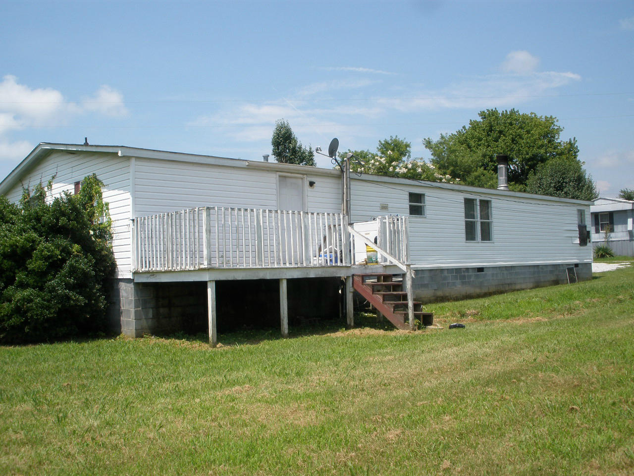 162 Ellis Road Kingston, TN 37763 - Photo 22 of 27 back with small deck
