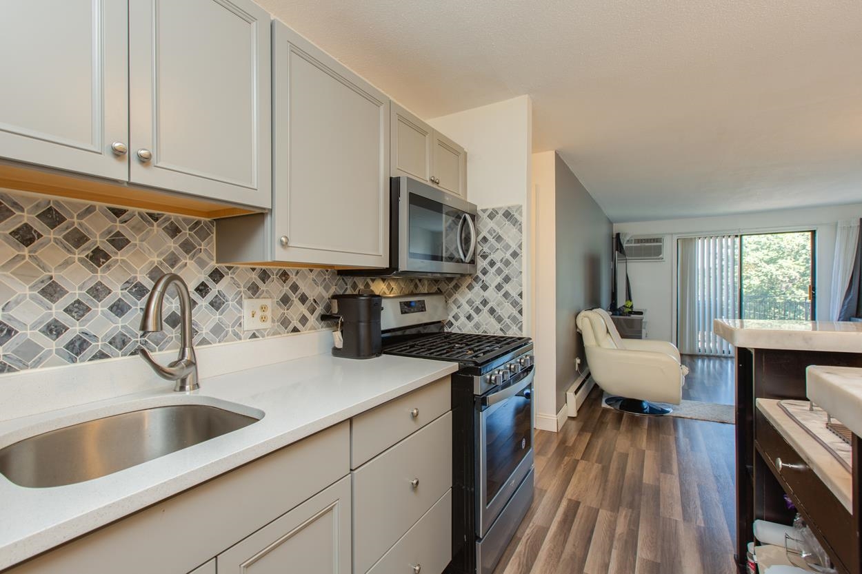 134 Mammoth Road, Unit 526 Hooksett, NH 03106 - Photo 6 of 32