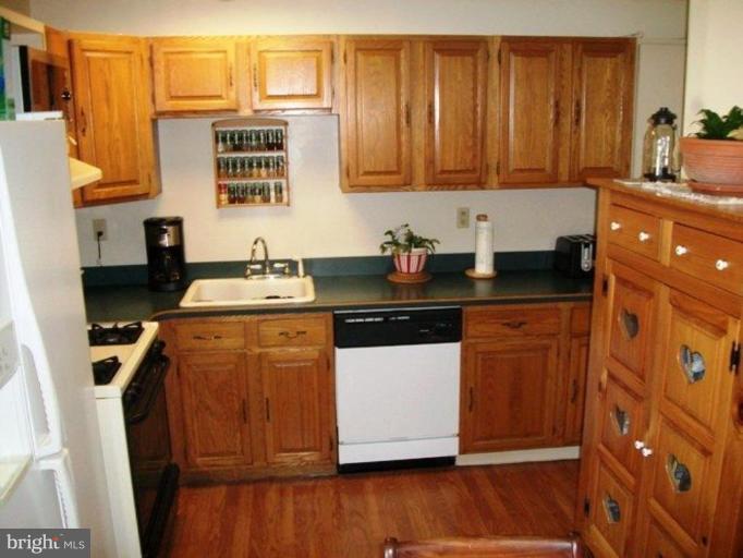 8205 Watersedge Road Dundalk, MD 21222 - Photo 2 of 23 Kitchen