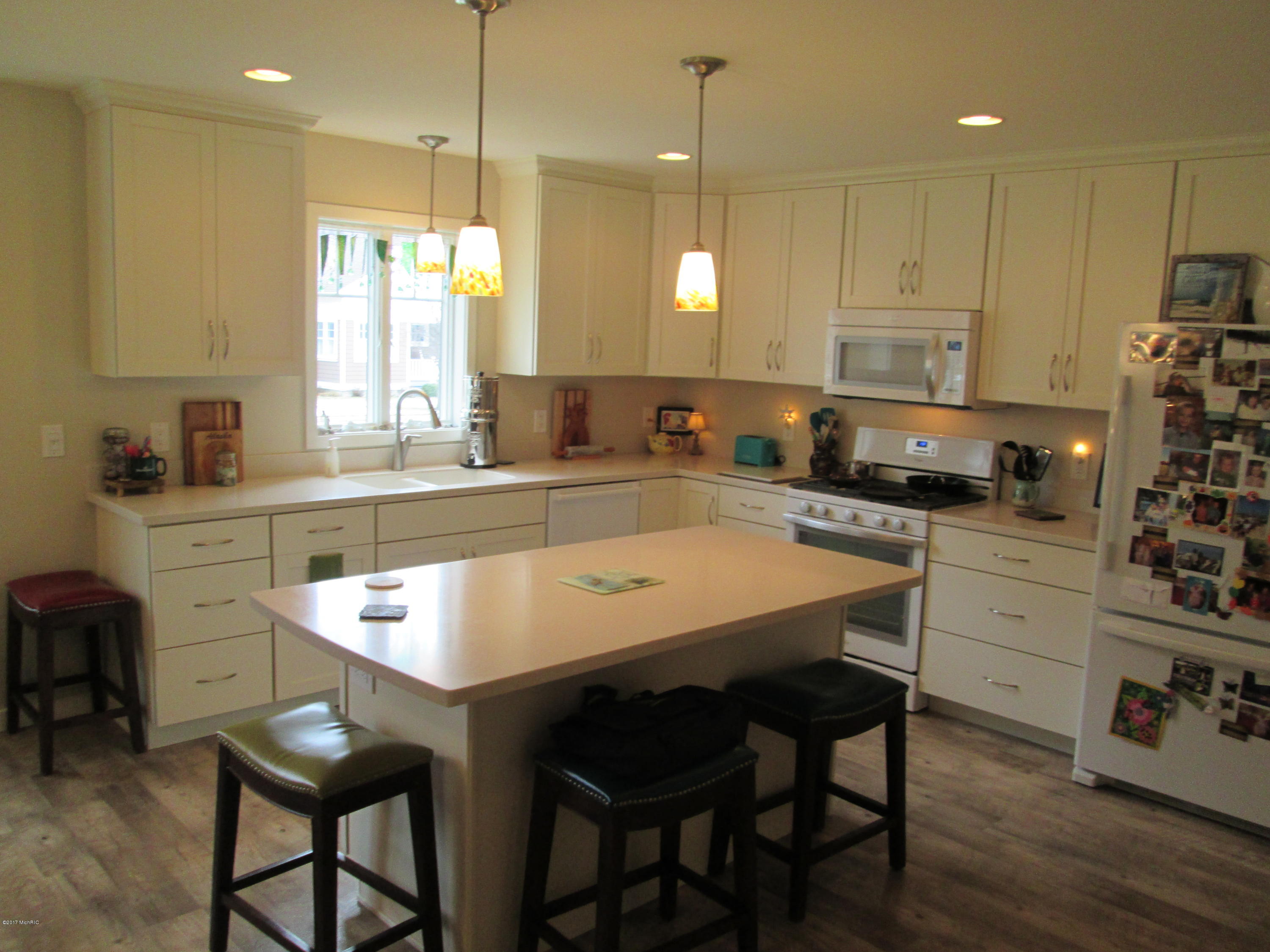 29 Kenneth Street, Unit 29 Pentwater, MI 49449 - Photo 10 of 40 IMG_0405