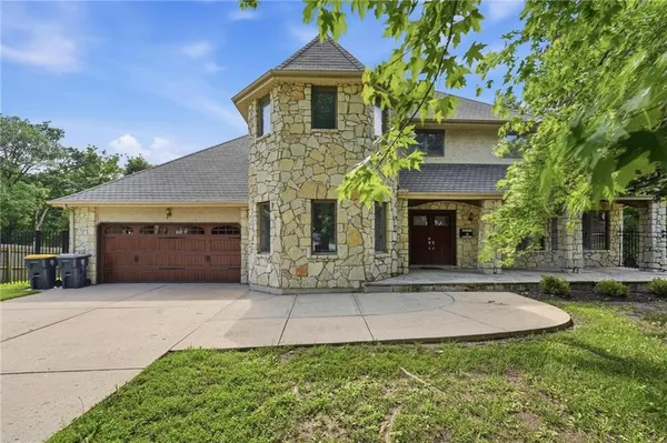 $600,000 | 604 Northwest 64 Street, Kansas City, MO 64118
