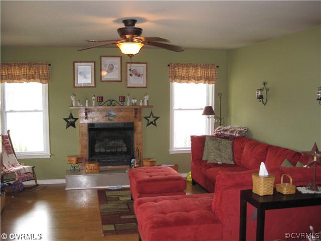 1398 Fletcher Chapel Road Kenbridge, VA 23944 - Photo 6 of 20 Den/Family/Great Room