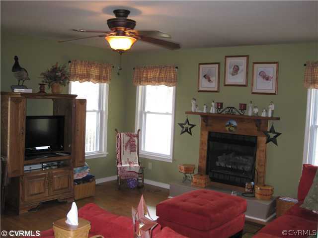 1398 Fletcher Chapel Road Kenbridge, VA 23944 - Photo 7 of 20 Den/Family/Great Room