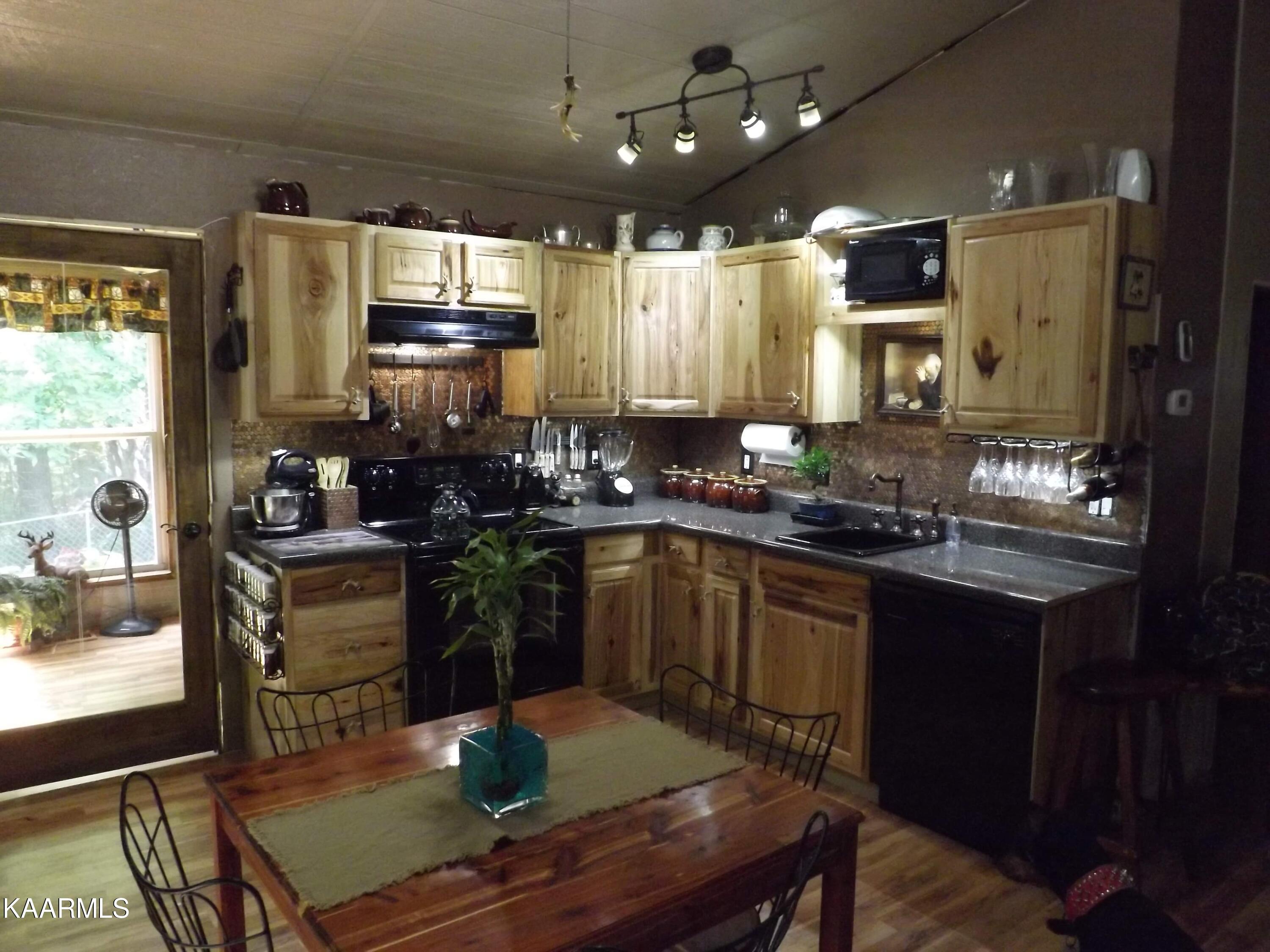 285 Scott Wyatt Road Deer Lodge, TN 37726 - Photo 16 of 34 5587E25A-DA89-4F3C-B56C-EE6BDC4931BC