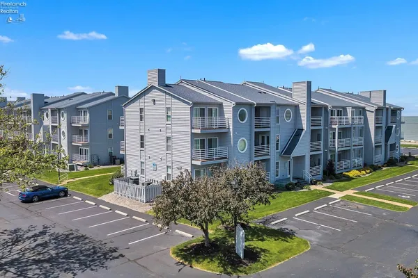 $299,900 | 128 Clinton Reef Drive, Unit 128, Port Clinton, OH 43452