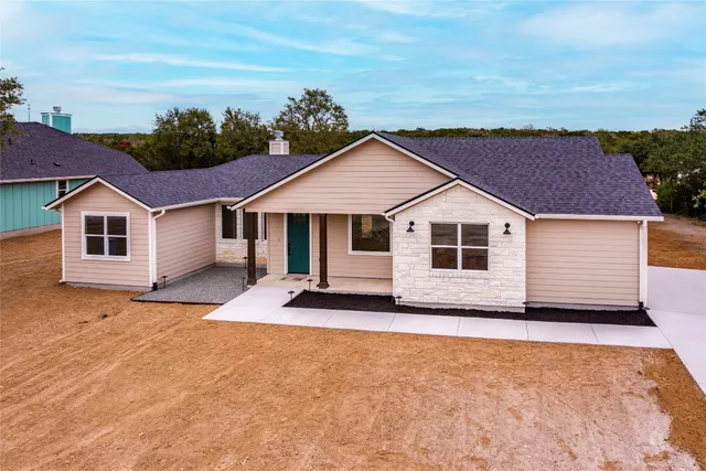 a view of a house with a yard