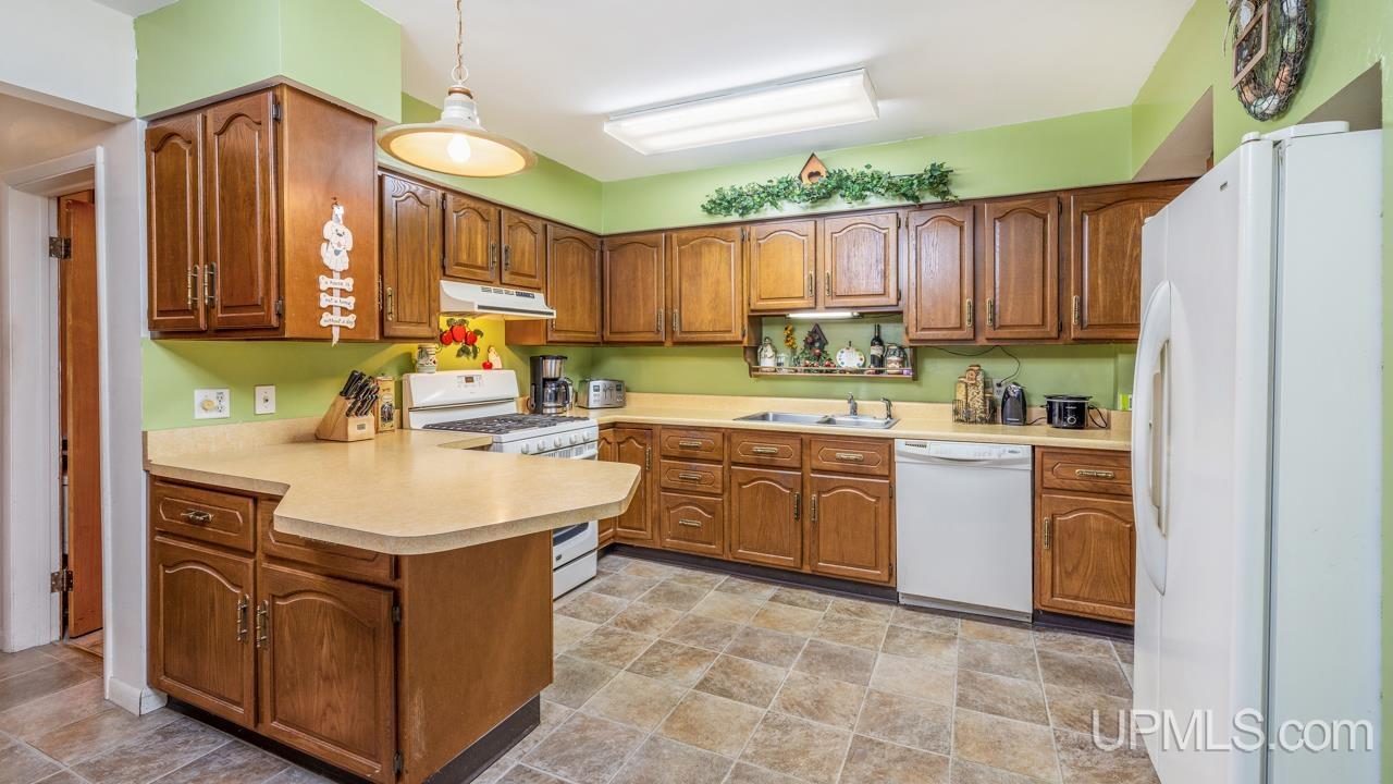 4860 Danforth Road Escanaba, MI 49829 - Photo 11 of 42