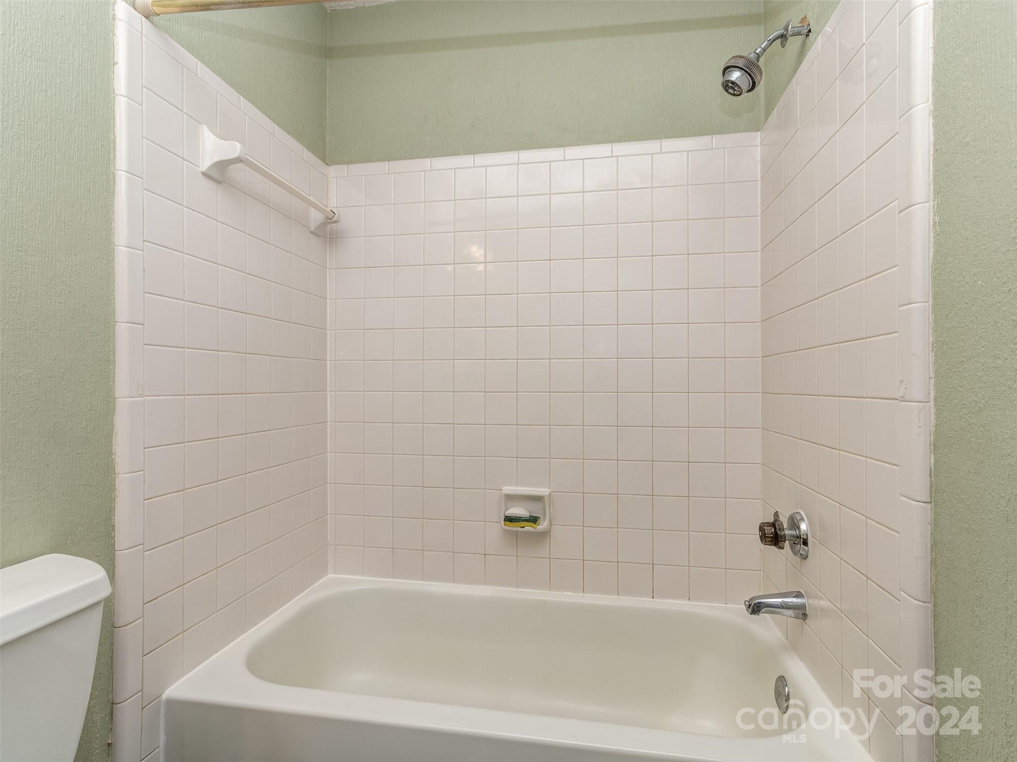 11014 Cedar View Road Charlotte, NC 28226 - Photo 21 of 32 a bathroom with a bathtub