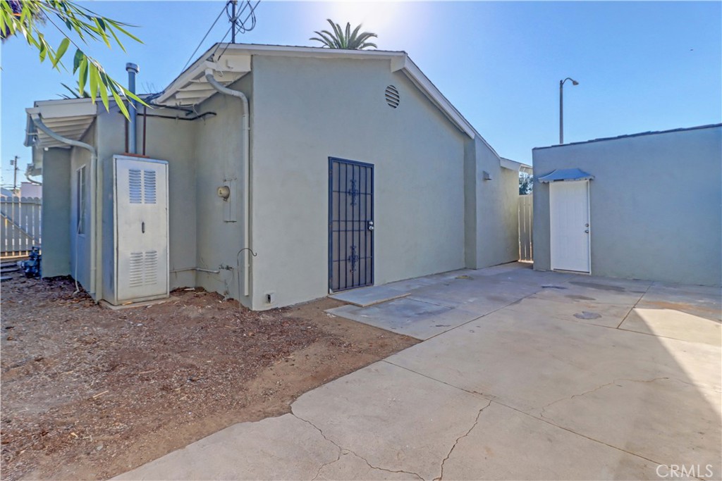 1101 Dawson Avenue Long Beach, CA 90804 - Photo 25 of 26 a view of a big room with closet and windows