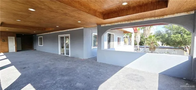 a view of an entryway of the house