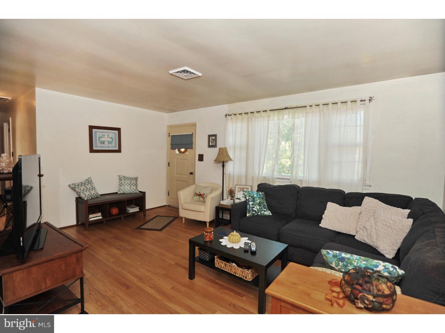 322 Freed Road Harleysville, PA 19438 - Photo 6 of 24 Living Room