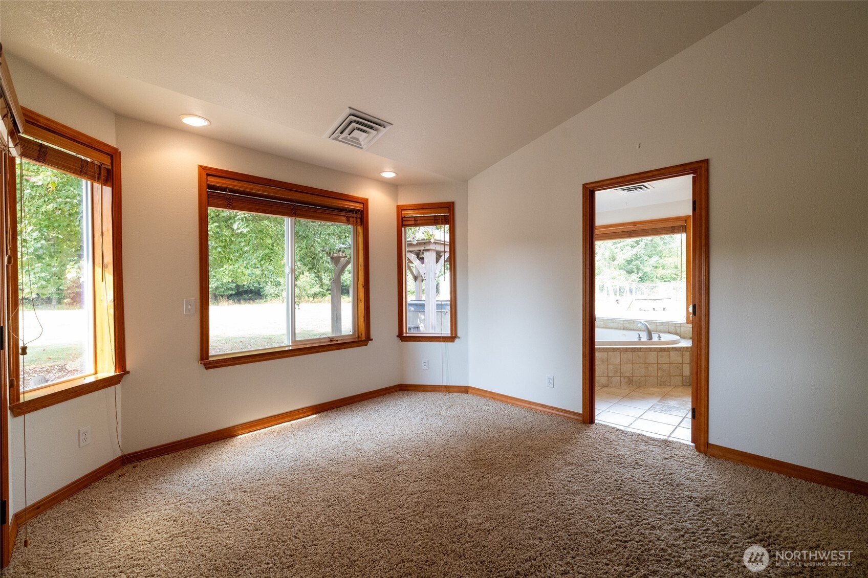 461 East Avery Road, Unit 35 Chehalis, WA 98532 - Photo 27 of 39 an empty room with windows and closet