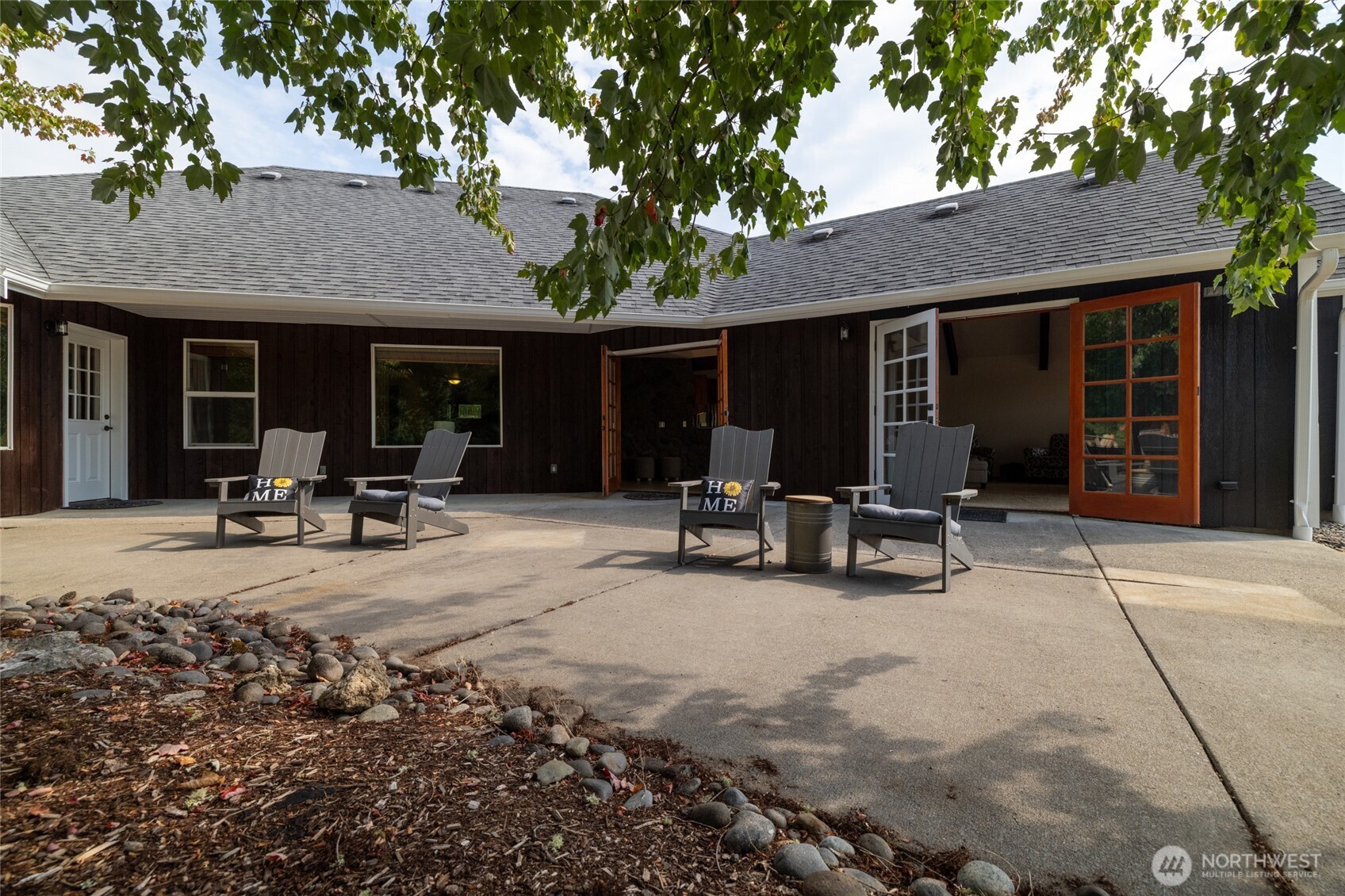 461 East Avery Road, Unit 35 Chehalis, WA 98532 - Photo 10 of 39 a view of a patio with table and chairs and a barbeque
