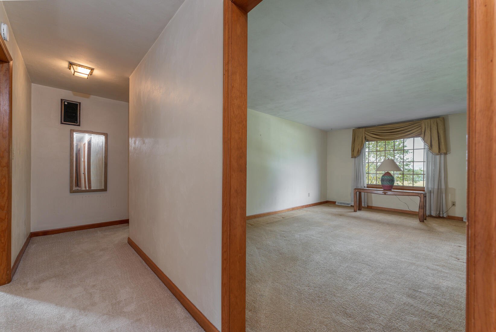 1555 West Ruritan Road Roanoke, VA 24012 - Photo 14 of 41 Hallway/Living Room