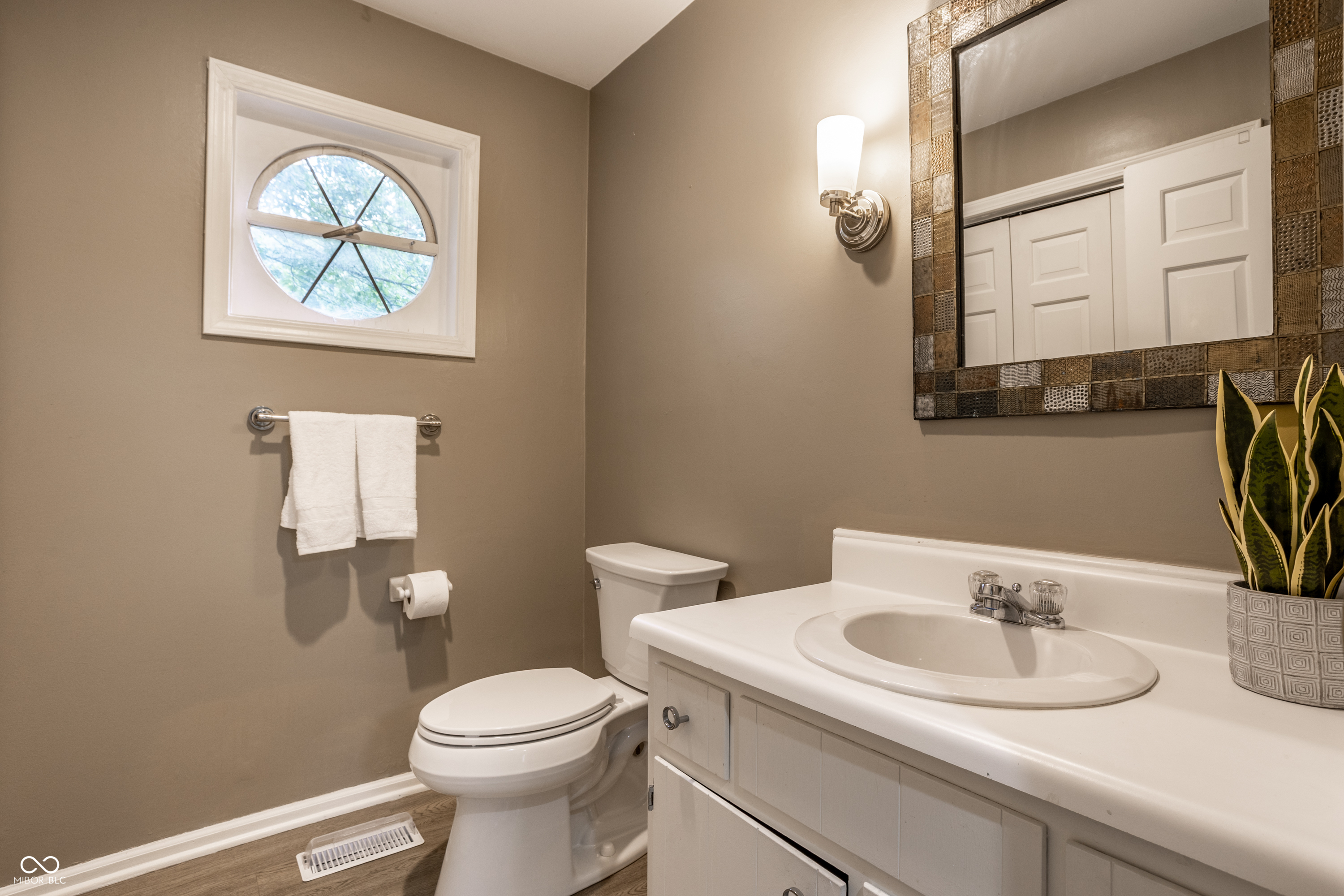 8805 Sawleaf Road Indianapolis, IN 46260 - Photo 14 of 35 Gallery Image 14
