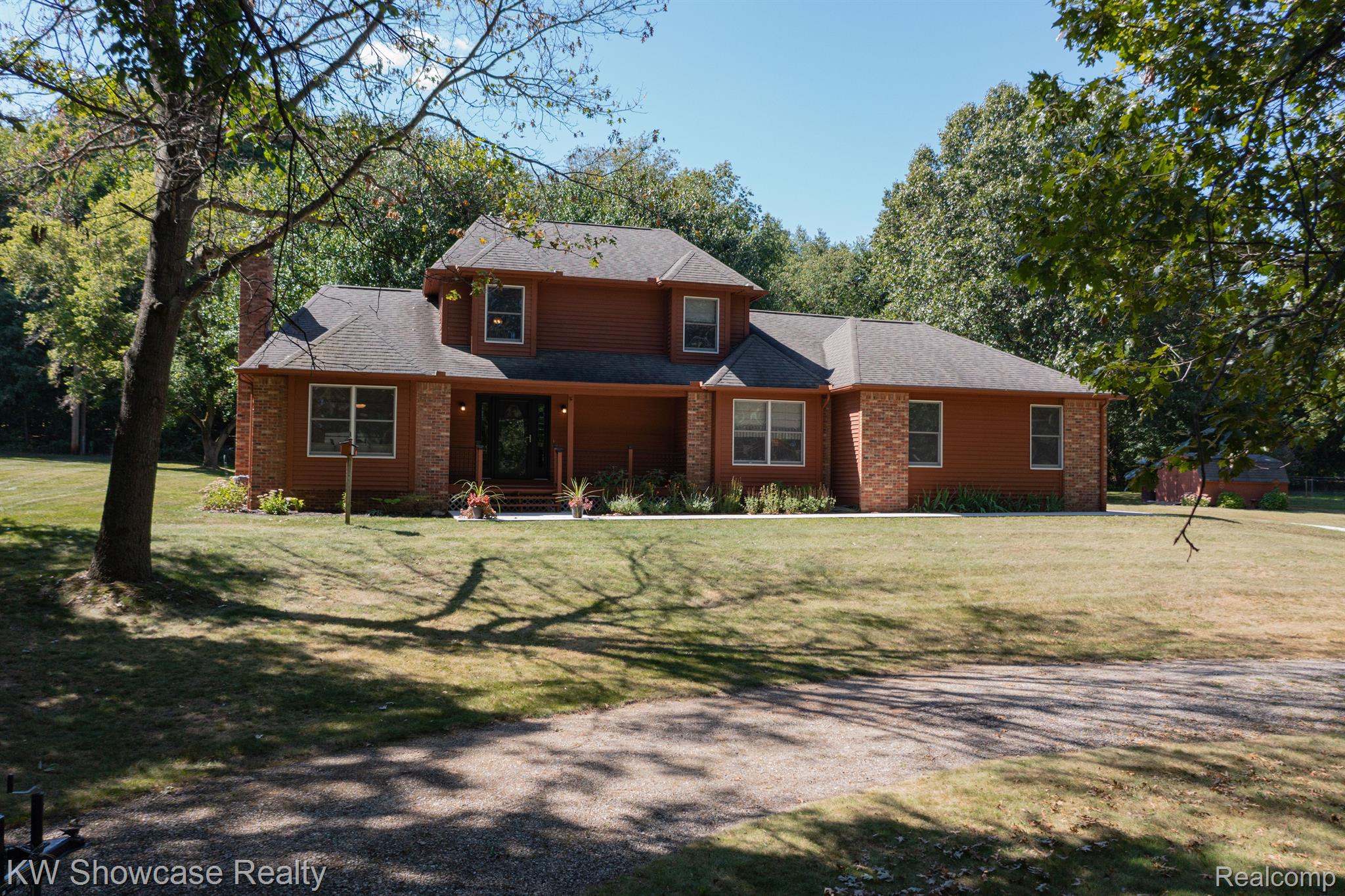 934 County Farm Road Howell, MI 48843 - Photo 1 of 36 Front with circular drive
