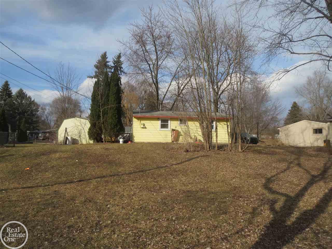 1878 Weir Road Walled Lake, MI 48390 - Photo 6 of 30 31373718-5.JPG