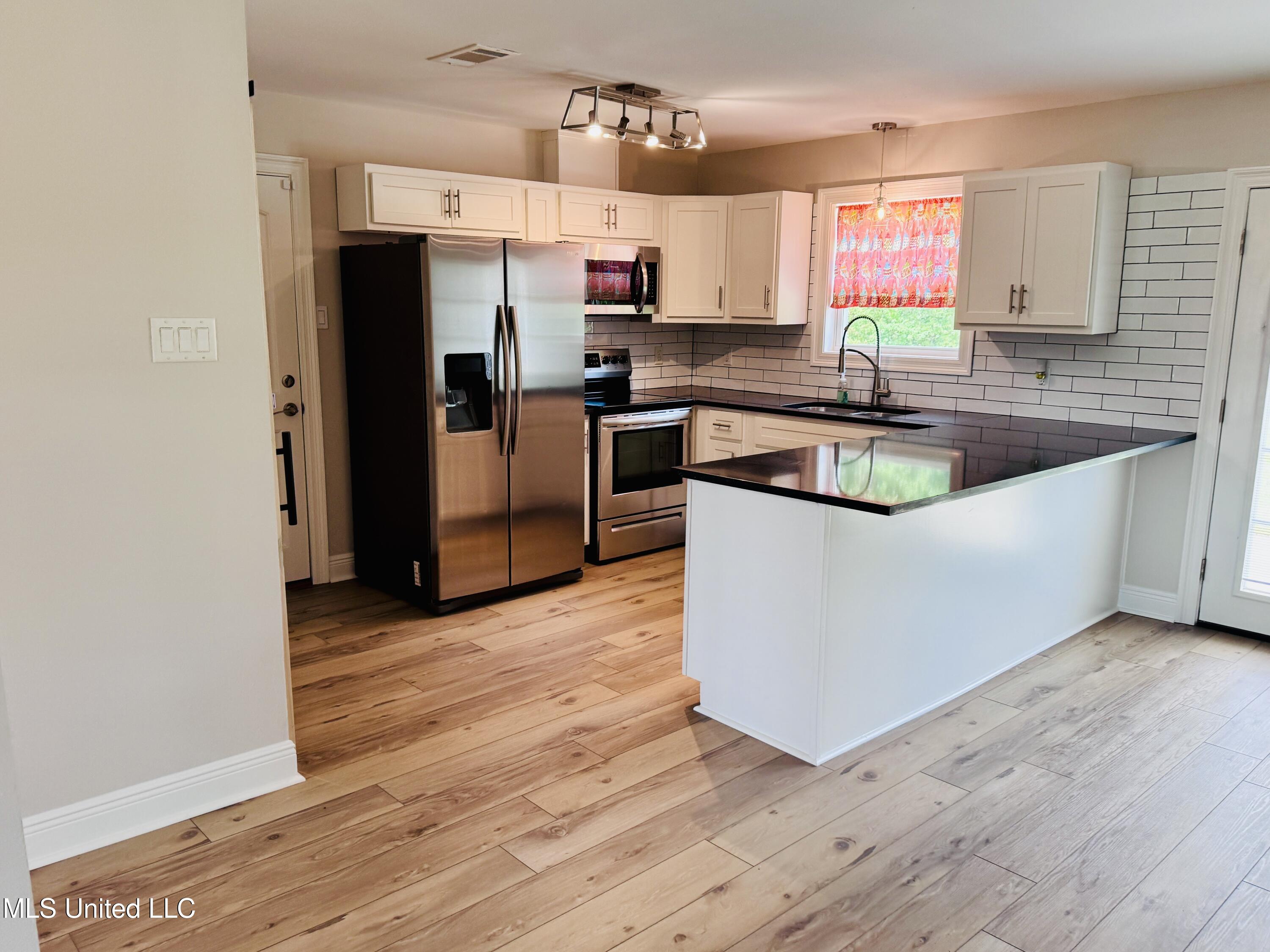 13100 Lorraine Road Biloxi, MS 39532 - Photo 4 of 22 Kitchen