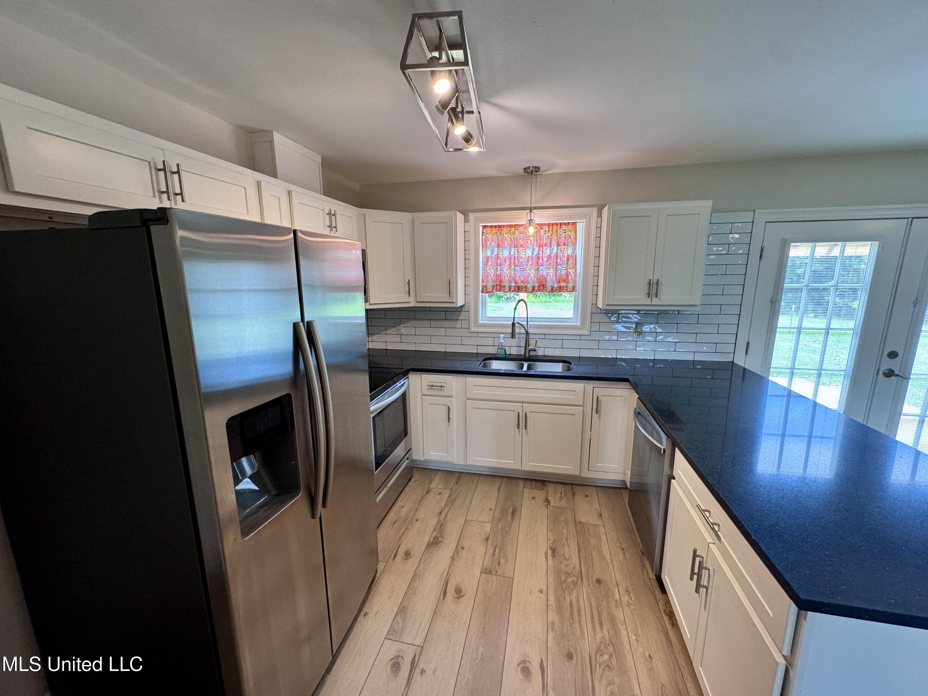 13100 Lorraine Road Biloxi, MS 39532 - Photo 5 of 22 Kitchen 2