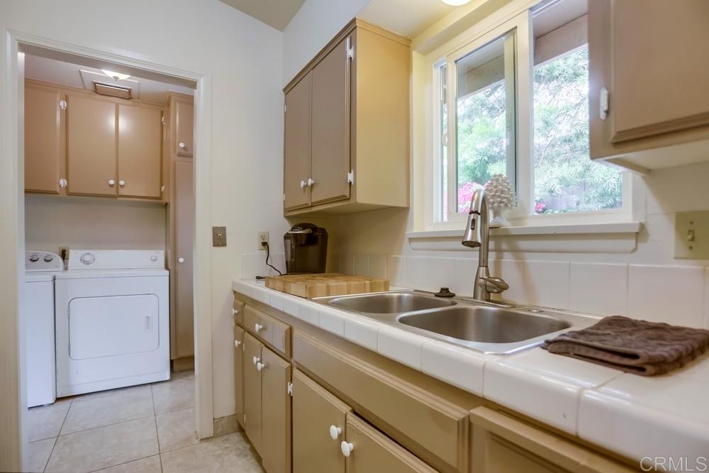 921-923 Regal Road Encinitas, CA 92024 - Photo 22 of 25 921 Kitchen