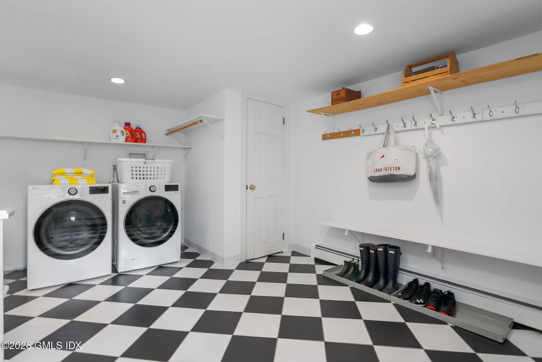 379 Round Hill Road Greenwich, CT 06831 - Photo 19 of 32 54-web-or-mls-379-round-hill-rd