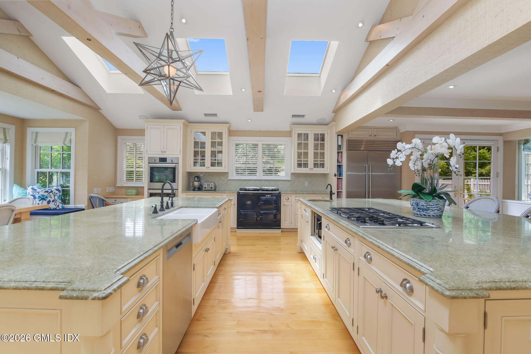 379 Round Hill Road Greenwich, CT 06831 - Photo 8 of 32 22-web-or-mls-379-round-hill-rd (1)