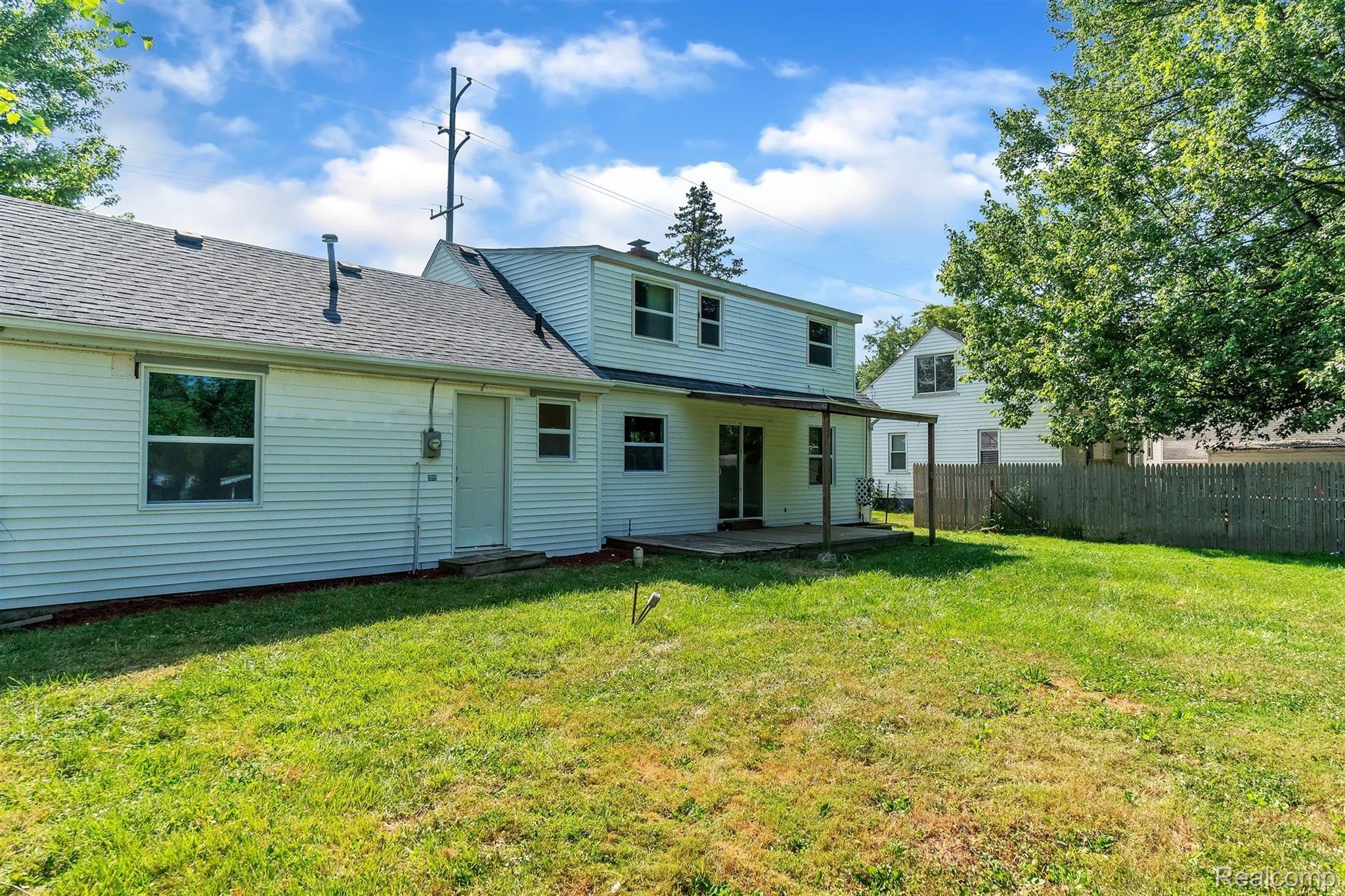 2467 Covert Road Burton, MI 48509 - Photo 25 of 27 27-2467 Covert Rd-windowstill-reale.jpg