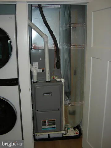 a close up view of a washer and dryer