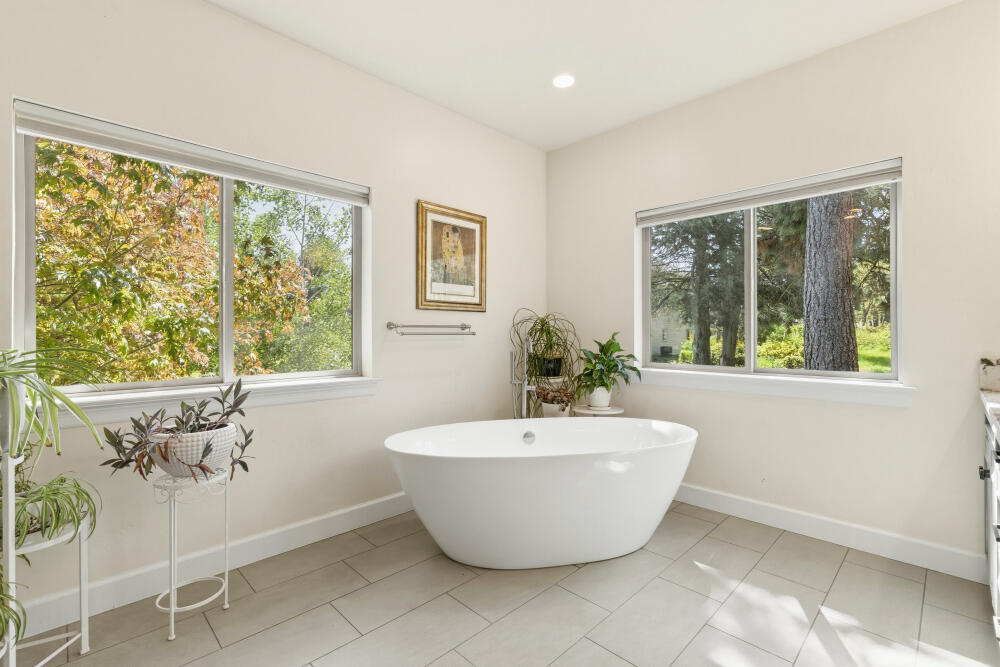 6914 Redstart Road Klamath Falls, OR 97601 - Photo 23 of 55 Soaking Tub with a View