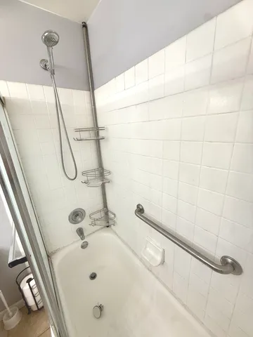 $182,500 | 6010 Oakwood Drive, Unit 5D, Lisle, IL 60532