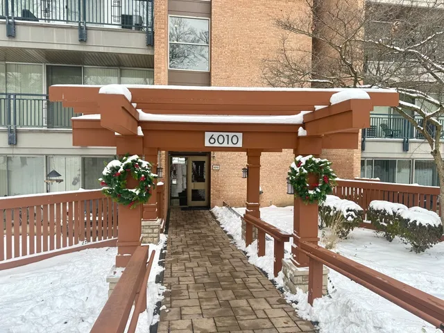 $182,500 | 6010 Oakwood Drive, Unit 5D, Lisle, IL 60532
