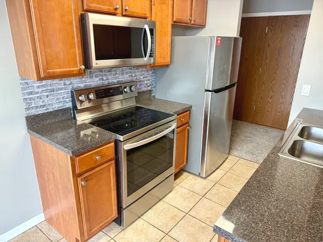 $182,500 | 6010 Oakwood Drive, Unit 5D, Lisle, IL 60532