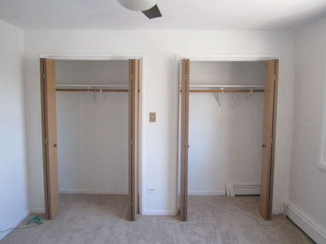 5724 West 111th Street, Unit 3B Chicago Ridge, IL 60415 - Photo 9 of 14 a view of an empty room with closet and a mirror