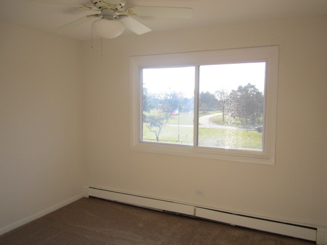 5724 West 111th Street, Unit 3B Chicago Ridge, IL 60415 - Photo 10 of 14 an empty room with a window