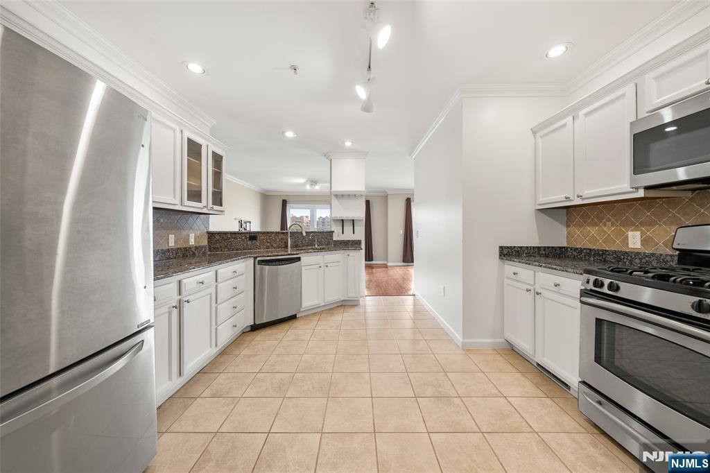 155 The Promenade Edgewater, NJ 07020 - Photo 12 of 26