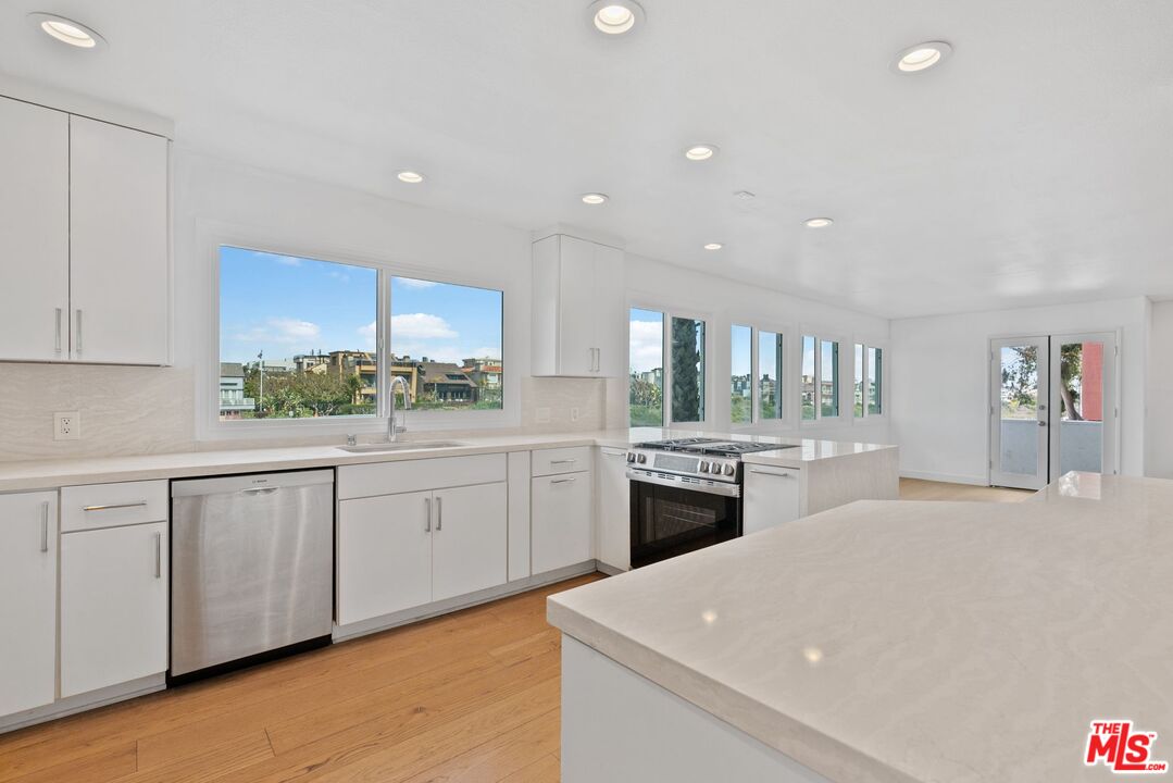 29 Lighthouse Street, Unit 2 Marina del Rey, CA 90292 - Photo 2 of 38